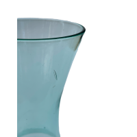 Szklany wazon w odcieniu błękitu